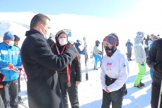 Hakkari’de “Kayak İl Birinciliği” yarışması