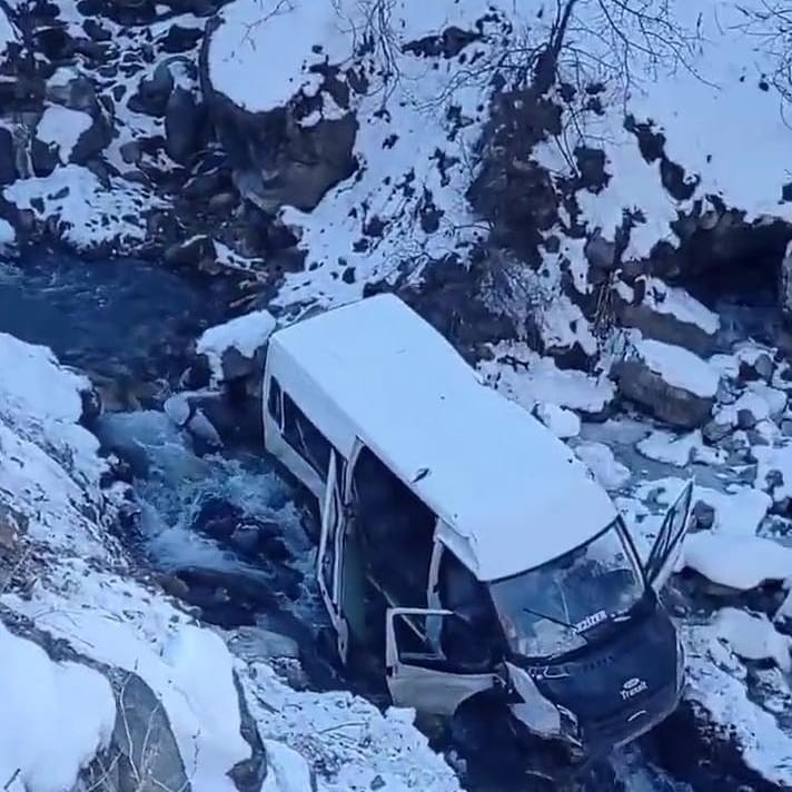 Minibüs dereye uçtu: 5 yaralı