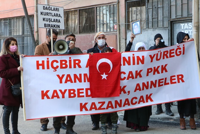 HDP Hakkari il örgütü önünde oturma eylemi başlattılar