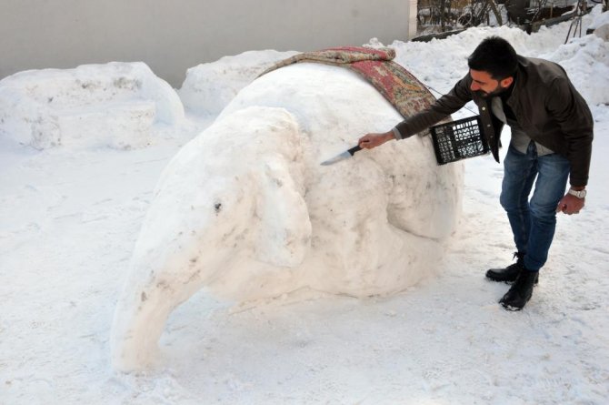 Hakkarili gençler kardan fil yaptı