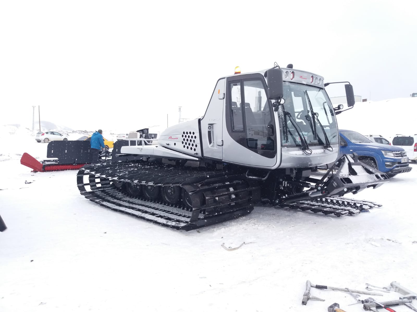 Hakkari kayak merkezi Snowtrack kar ezme makinasına kavuştu