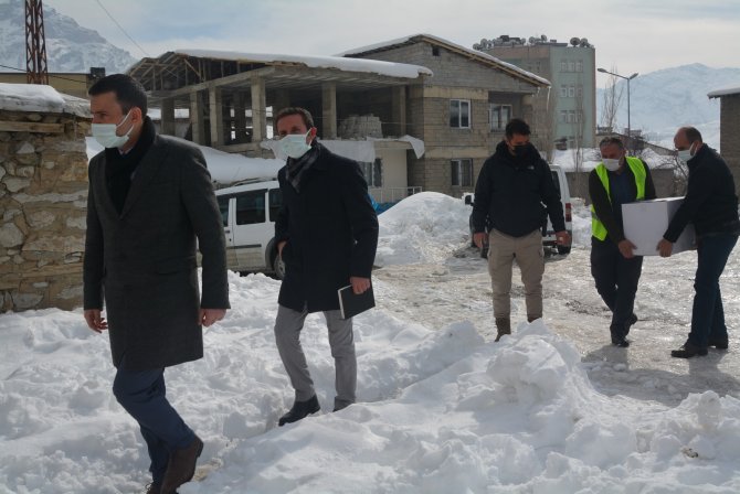 Vali yardımcısı Kılıç aileleri evlerinde ziyaret etti