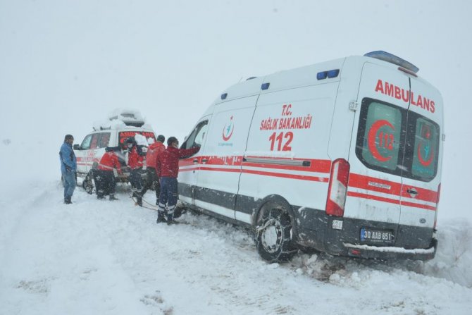 Yüksekova'da doğum hastası için seferberlik