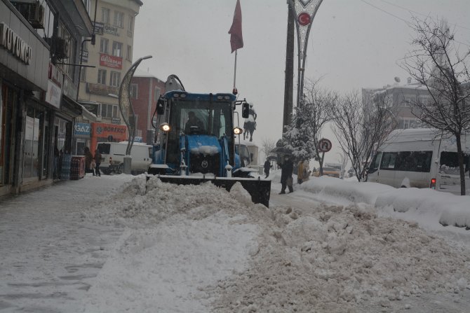 Hakkari belediyesi karla mücadele ediyor