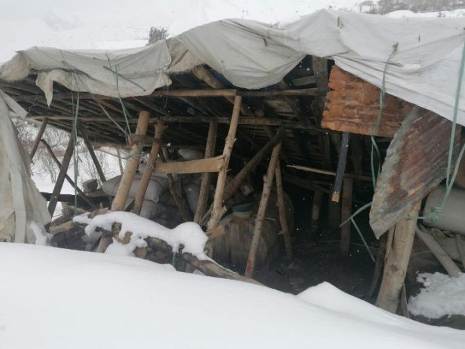 Karda çatıları çöken aile yardım eli bekliyor
