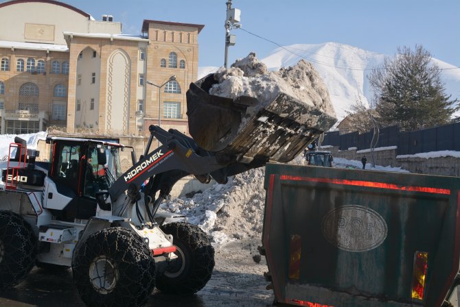 Kar dağları şehir dışına çıkartılıyor