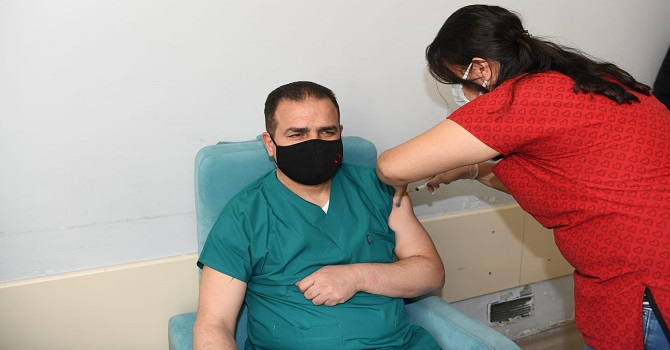Hakkari valisi İdris Akbıyık, Kovid-19 aşısının ilk dozunu yaptırdı