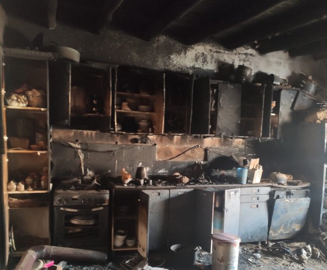 7 nüfuslu ailenin evi yangında kül oldu