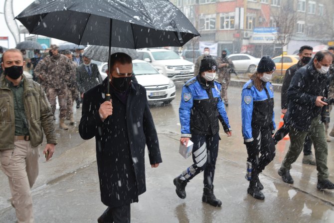 Vali Akbıyık, mavi bölgede kal Hakkari dedi