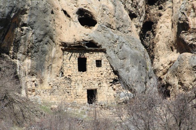 Bin 226 yıllık kayaya yapışık dubleks evler