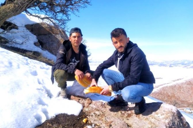 Harçlıklarıyla hayvanlara ekmek aldılar