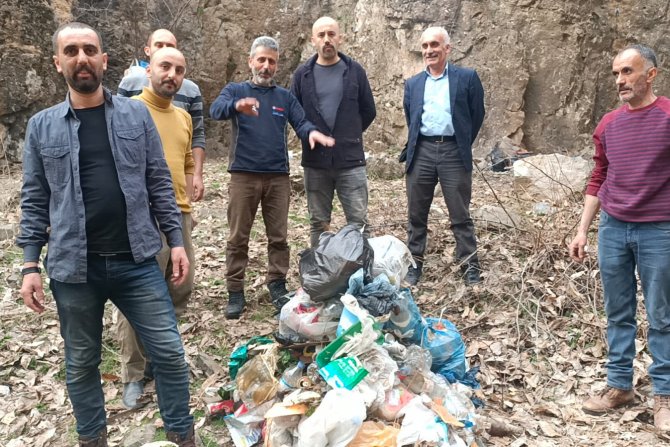 Duyarlı vatandaşlar Piknik alanında çöp topladı