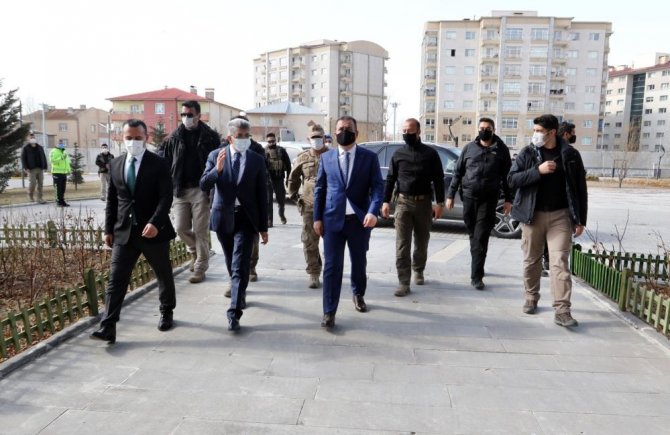 Vali Akbıyık, Van'da ziyaretlerde bulundu