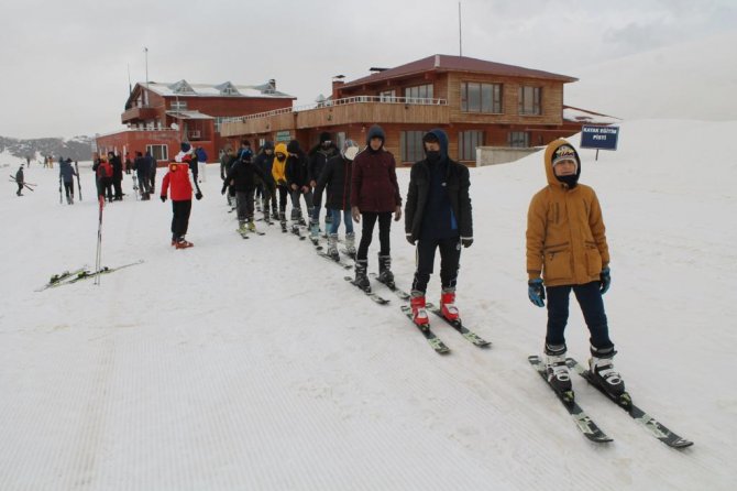 Hakkari'de çocukların 2 bin 800 rakımda “Kayak Keyfi”