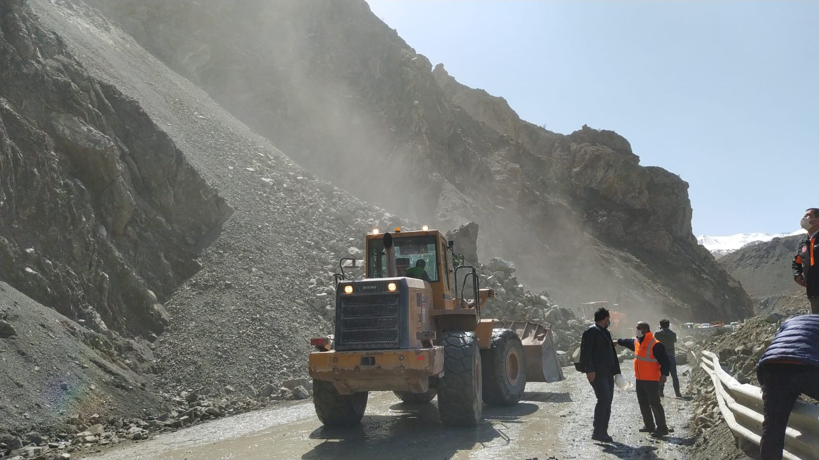 Heyelan nedeniyle yol çöktü, Yüksekova, Hakkari giriş ve çıkışlar kapandı