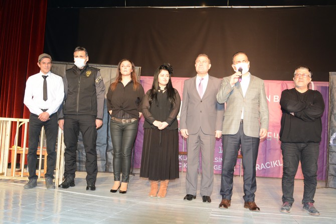 Hakkari’de "Dikkat Aile Var" adlı oyun sahnelendi