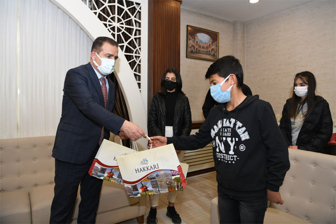 Ana Sayfa Günün Haberleri Arşiv Sitene Ekle BIST 1.409Altın 456,459Dolar 8,1594Euro 9,6837 Hakkari 15 °C Site içi arama Hakkari Objektif Haber Maske takmayanlar MOBESE'yle tespit ediliyor Otomobil 4 metre yüksekten ş