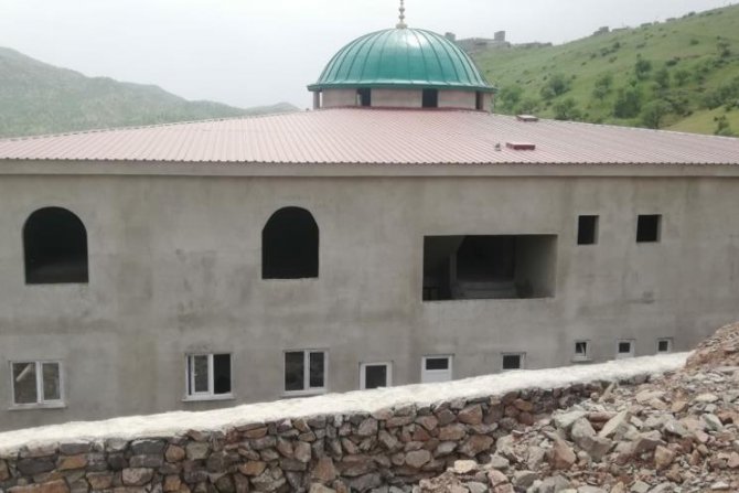 Sınırda yapılan cami destek bekliyor