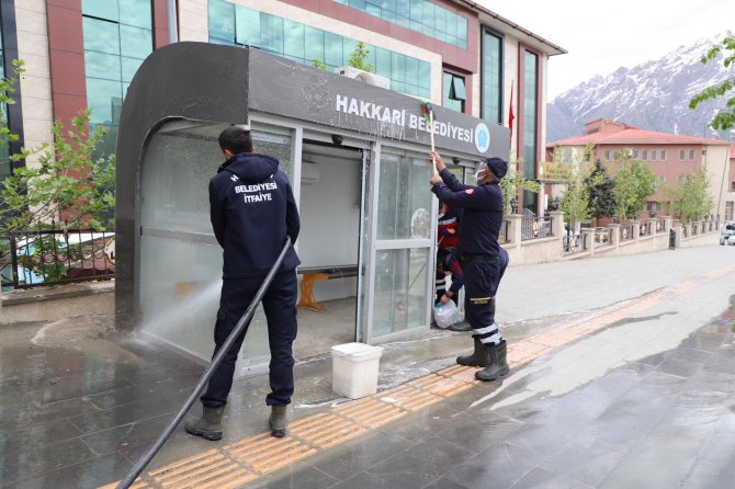 Hakkari’de şehir içi duraklar dezenfekten edildi