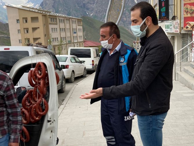 Sucuk satan işportacı il dışına çıkartıldı