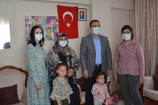 Vali Akbıyık'tan şehit ailesine ziyaret
