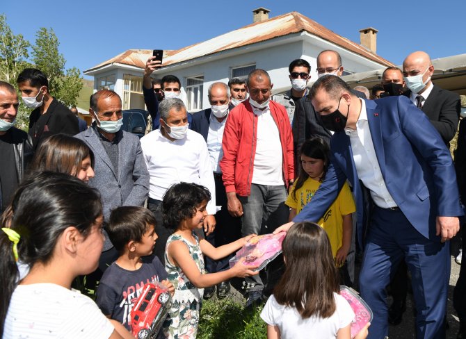 Vali Akbıyık Gülçlü köyünü ziyaret etti