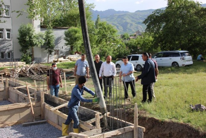 Bal kardeşler için ev yapıyor