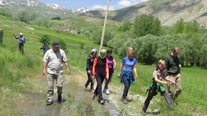 Alman turistler Hakkari'de...