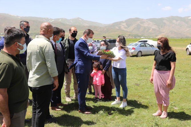 Vali Akbıyık, çiftçilere manda dağıttı