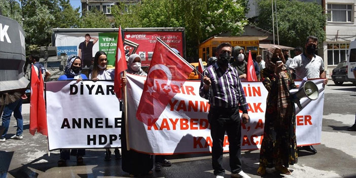 Hakkari'de aileler HDP önünde eylem yaptı
