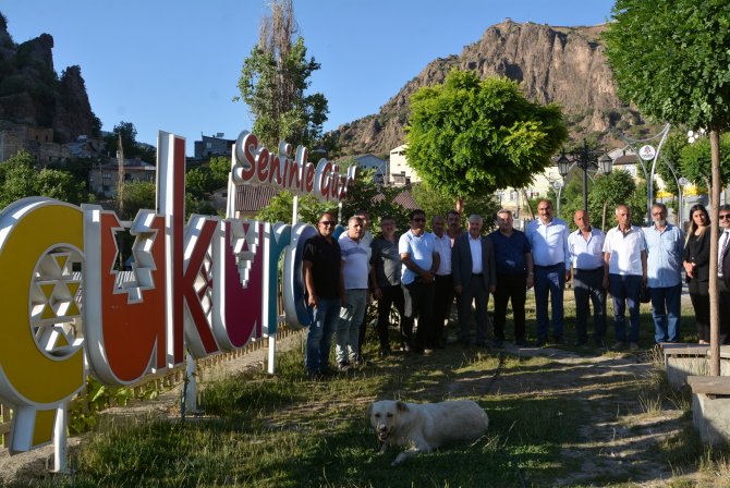 Gazeteciler gece yarısı sınırda halay çekti