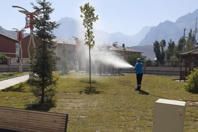 Hakkari’de park ve bahçeler ilaçlandı