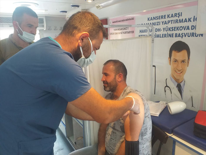 Hakkari'de randevusuz aşı aracı ilgi görüyor