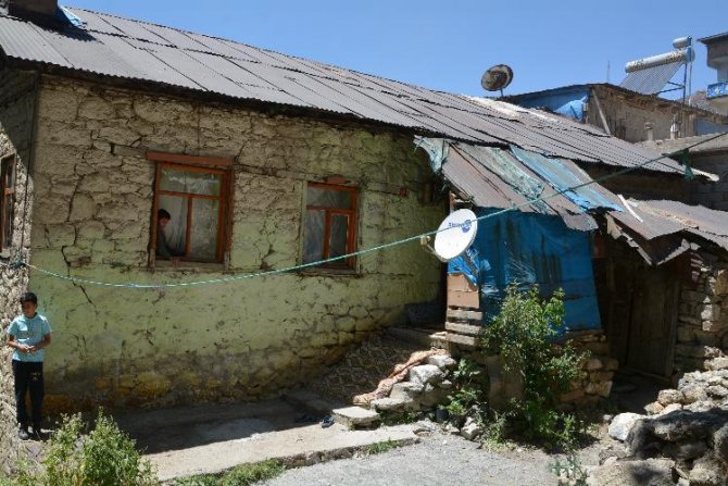 Kiralık toprak evde yaşayan aile destek bekliyor