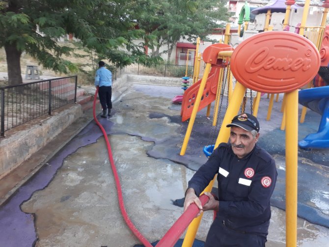 Hakkari'deki parklar köpüklü suyla yıkandı
