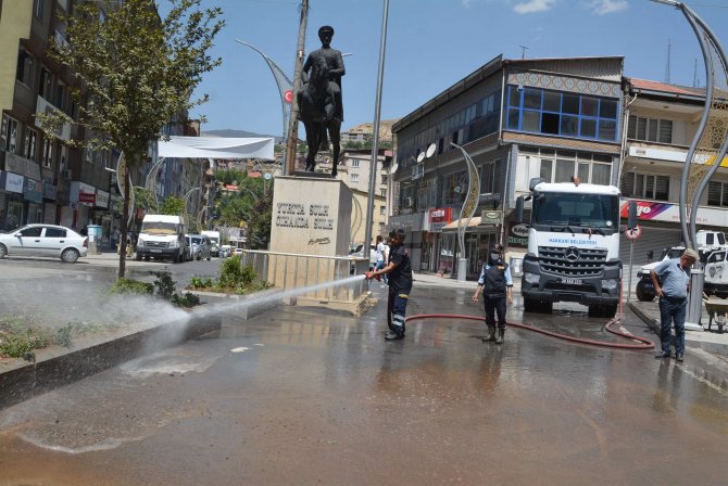 Hakkari caddeleri tazyikli suyla yıkandı