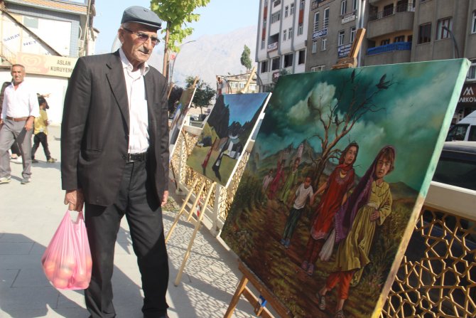 Sanatseverler açık alanda sergi açtı