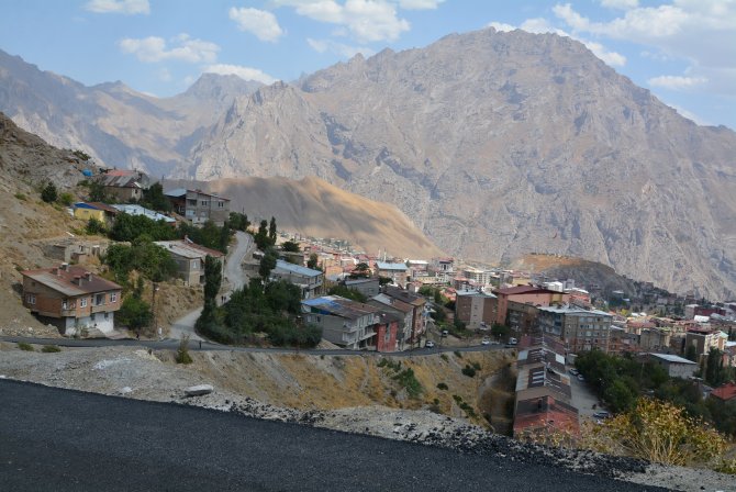 Hakkari’de mahalle yolları asfaltlanıyor