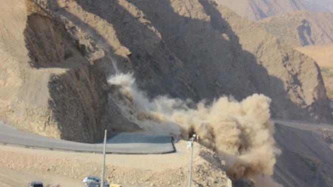 Hakkari'de yol çalışmasında dinamit patlatıldı!