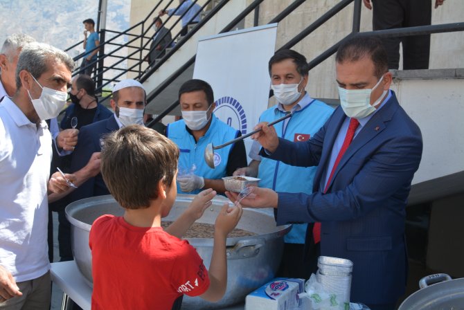 Vali Akbıyık, vatandaşlara aşure dağıttı