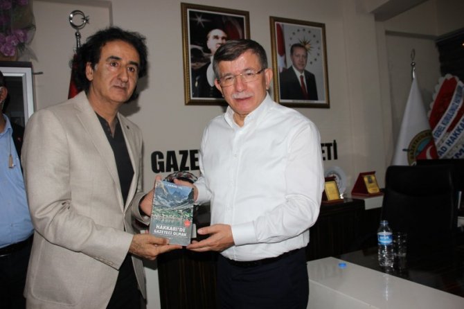 Davutoğlu, Hakkari'de ziyaretlerde bulundu