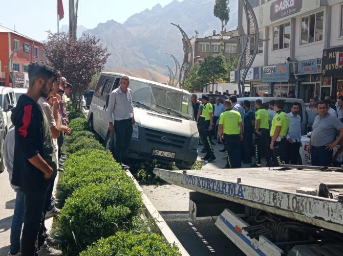 Lastiği patlayan araç ağaca çarptı