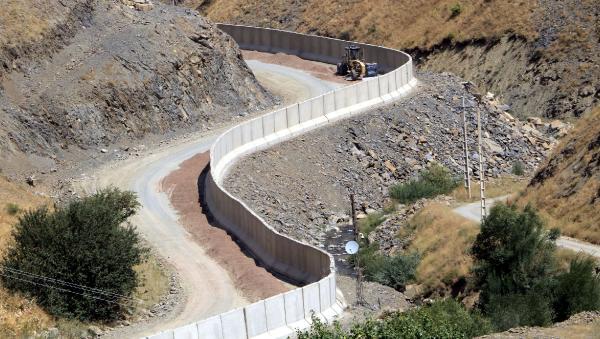 Yüksekova'da 43 kilometrelik beton duvar örüldü
