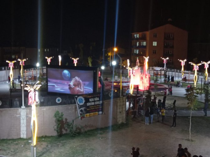 Hakkari'de açık hava sinema günlerine yoğun ilgi
