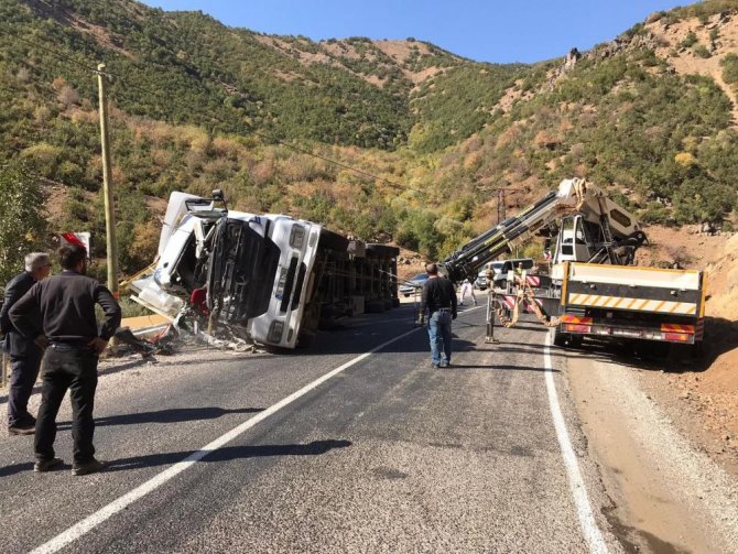 Şemdinli'de tır devrildi: 1 ölü