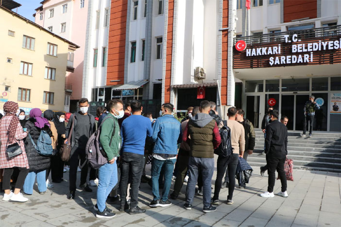 Hakkari'de öğrenciler servis için yürüdü