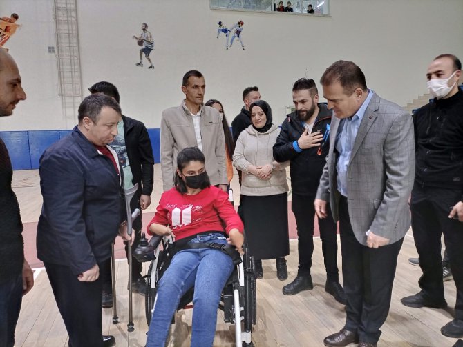 Vali Akbıyık, engelliler maçını izledi