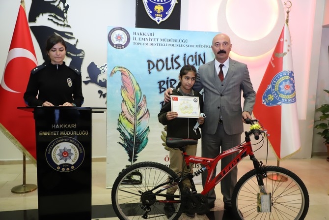 Hakkari polisi başarılı öğrencileri ödüllendirdi