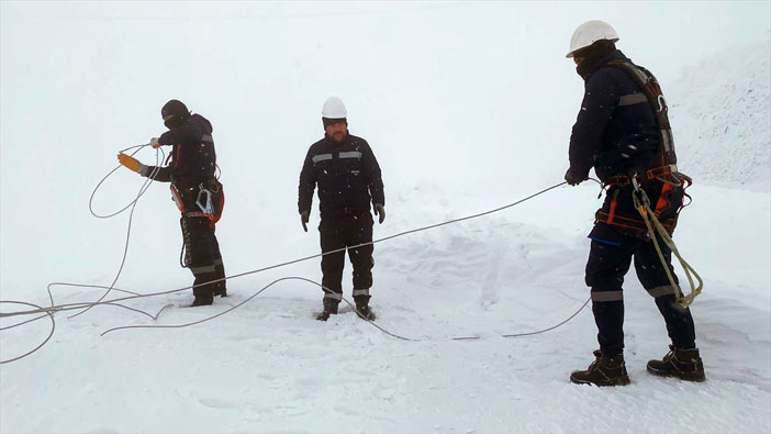 Hakkari'de VEDAŞ ve karla mücadele ekipleri tipi nedeniyle zor anlar yaşadı
