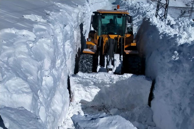 6 metrelik kar tünellerinde zorlu çalışma